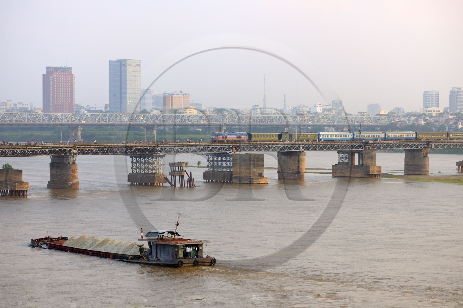 Vietnam, Hanoï, Pont Long Bien anciennement pont Paul Doumer qui enjambe le fleuve Rouge est reservé à la circulation des trains, des deux-roues et des rares piétons