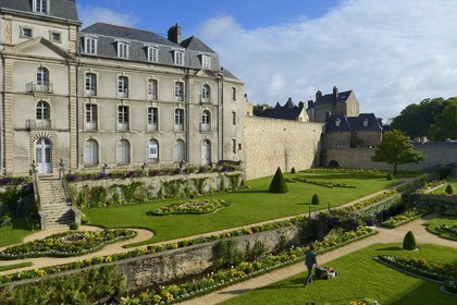 France, Morbihan (56), Golfe du Morbihan, Vannes, le chateau de l'Hermine (siège de l’Institut culturel de Bretagne) et la Porte Poterne en arrière plan