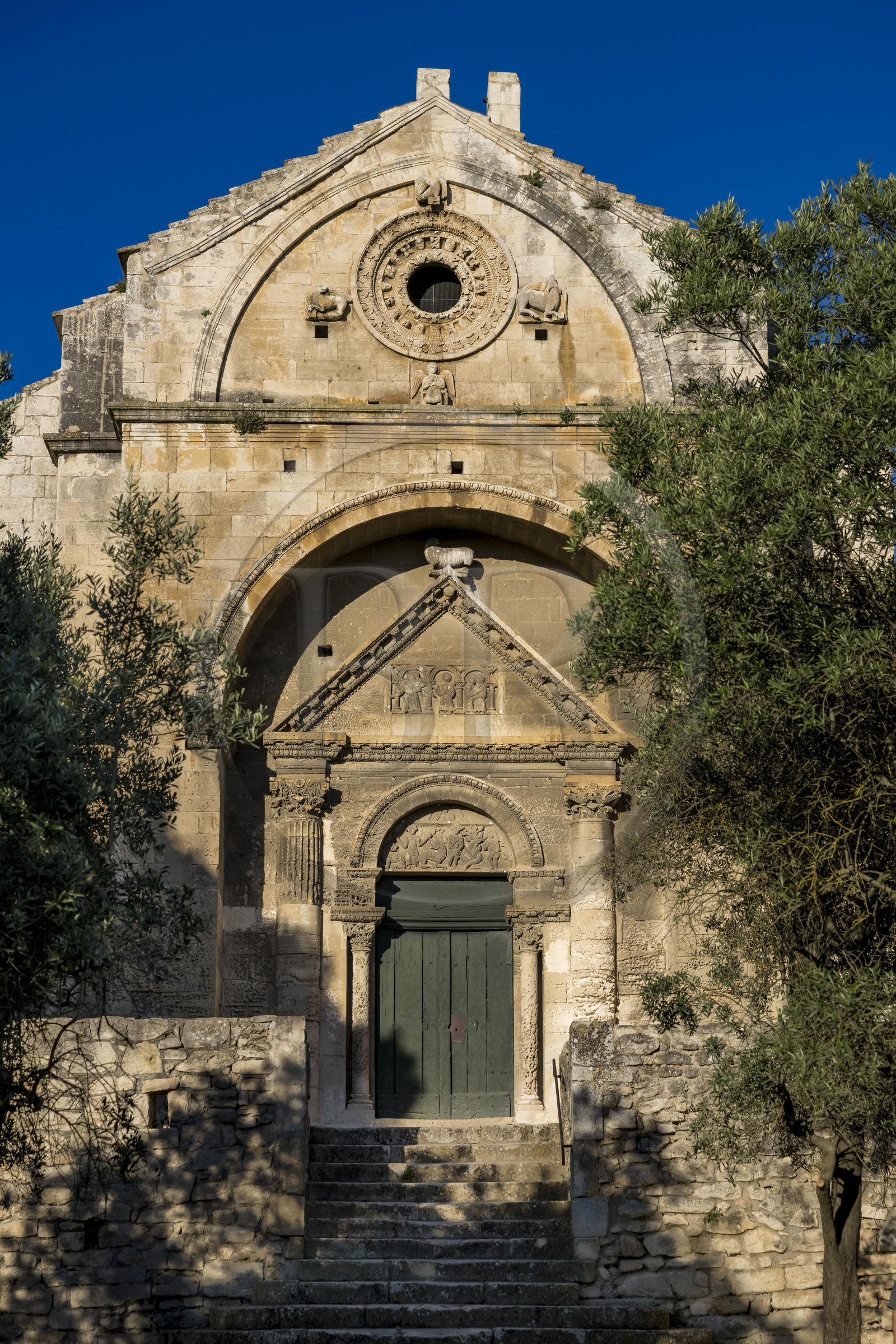 France, Bouches-du-Rhône (13), Tarascon, chapelle Saint-Gabriel du XIIe siècle, bel exemple d'art roman provencal, située à l'emplacement de l'important carrefour d'Ernaginum où se croisaient dans l'Antiquité la via Domitia, la via Aurelia et la via Agrippa France, Bouches-du-Rhône (13), Tarascon, chapelle Saint-Gabriel du XIIe siècle, bel exemple d'art roman provencal, située à l'emplacement de l'important carrefour d'Ernaginum où se croisaient dans l'Antiquité la via Domitia, la via Aurelia et la via Agrippa