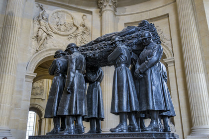 France, Paris (75), Hotel des Invalides, la cathédrale Saint-Louis-des-Invalides, le panthéon militaire, le dôme des Invalides, tombeau en bronze du Marechal de France Ferdinand Foch dans la chapelle Saint-Ambroise, groupe de soldats portant symboliquement le corps du maréchal Foch, œuvre du sculpteur Paul Landowski