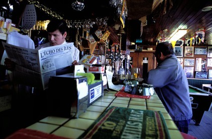 France, Finistère (29), île de Molène, le patron du seul Café de l' île lisant le journal l' écho des îles