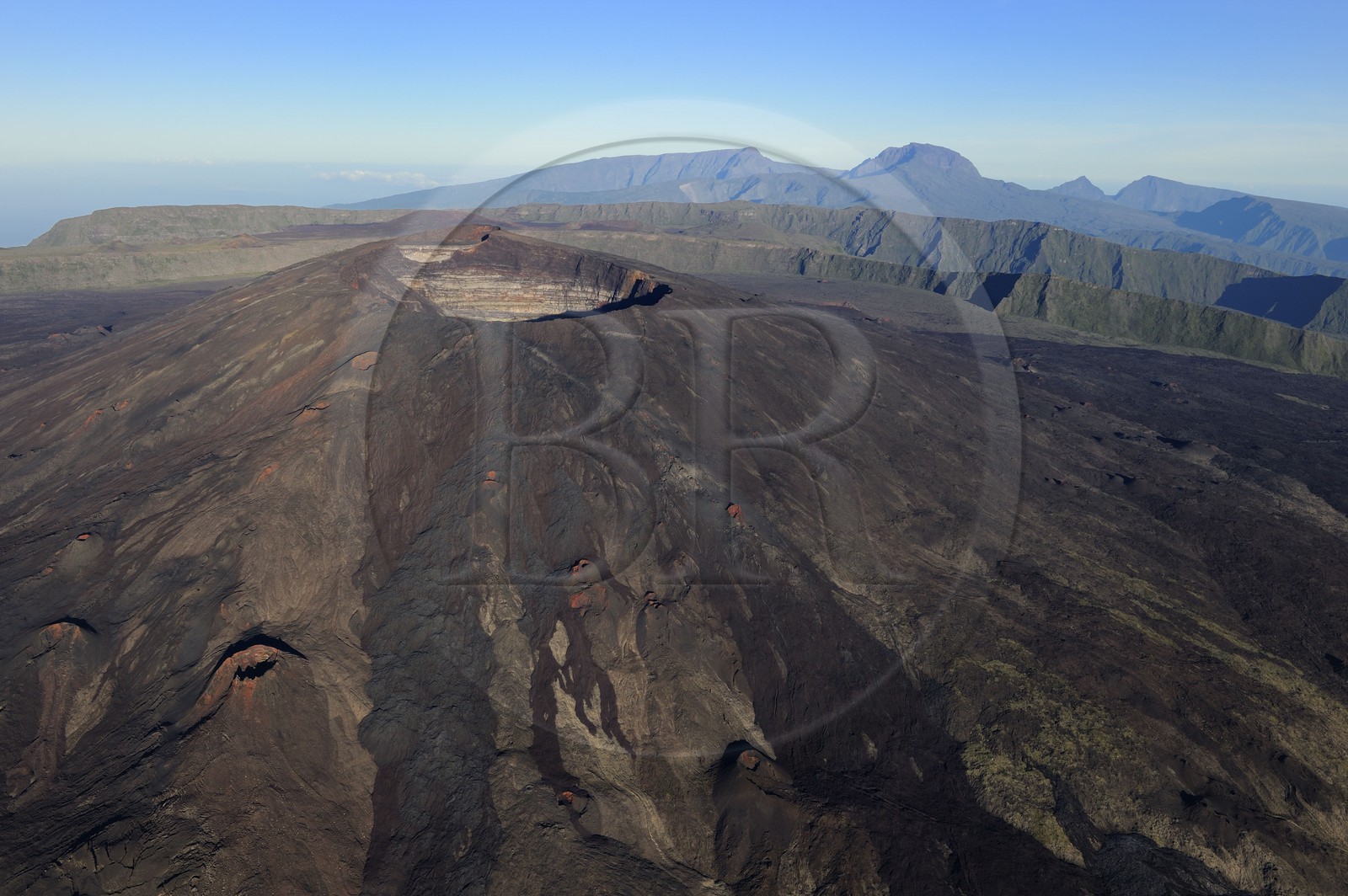 France, île de la Réunion, volcan du Piton de la Fournaise, classé Patrimoine Mondial de l'UNESCO, le cratère Dolomieu (vue aérienne)