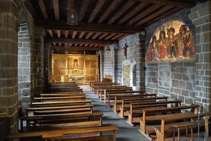 France, Haute-Loire (43), Le Puy-en-Velay, étape des chemins de Compostelle, la cathédrale Notre-Dame-de-l'Annonciation du XIIe siècle classée Patrimoine Mondial de l'UNESCO, chapelle des Reliques ou chapelle du Saint-Sacrement qui présente sur un immense reliquaire du XVIIe siècle la copie contemporaine de la statue de la Vierge noire à l'Enfant, à droite une peinture murale du XVe siècle de l'ancien scriptorium représentant les arts libéraux