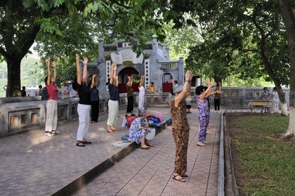 Vietnam, Hanoï, vieille ville, lac Hoan Kiem appelé le petit lac ou lac de l'épée restituée, femmes pratiquant le Tai chi