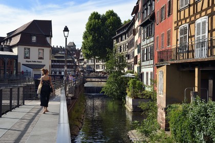 France, Bas-Rhin (67), Strasbourg, vieille ville classée au Patrimoine Mondial de l'UNESCO, quartier de la Petite France, l'écluse sur l'Ill vers le quai des Moulins et la passerelle des anciennes glacières