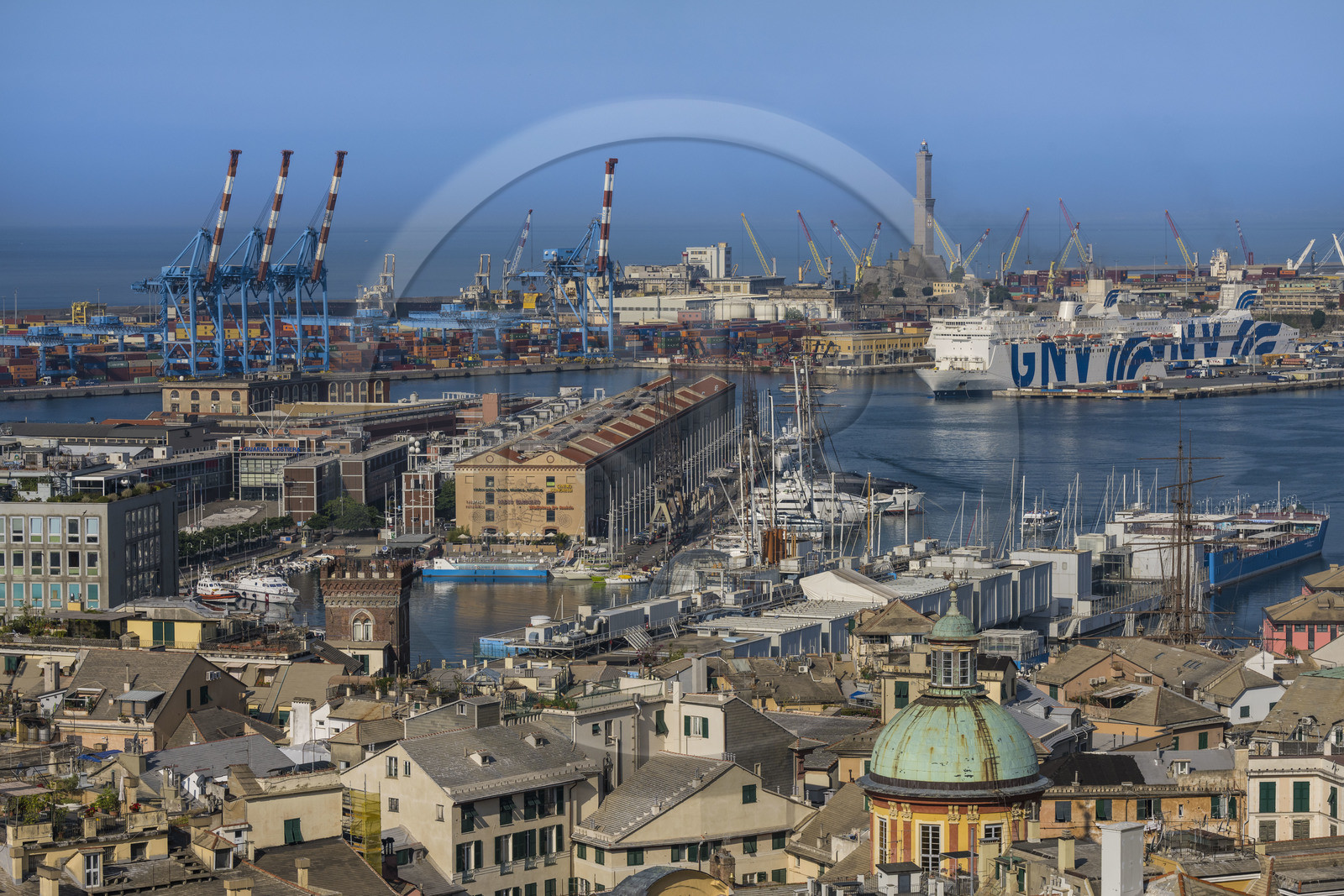 Italie, Ligurie, Gênes, le Porto Antico (Vieux Port) vu depuis le Belvédère du Castelletto, le port de commerce en arrière plan dominé par le phare de la Lanterna