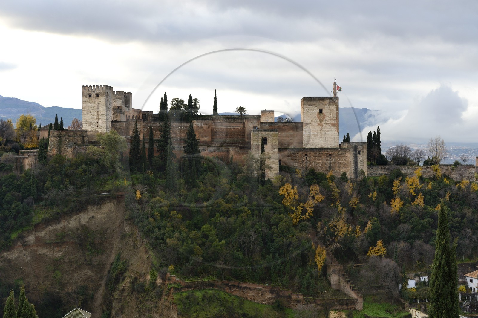 Espagne, Andalousie, Grenade, l'Alcazaba de l'Alhambra, classé Patrimoine Mondial de l'UNESCO, et les montagnes de la Sierra Nevada