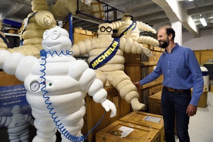 France, Puy-de-Dôme (63), Clermont-Ferrand, L'Aventure Michelin, musée retraçant toutes les activités du groupe Michelin, salle des objets de collections dans les archices, Stéphane Nicolas, responsable du patrimoine historique de Michelin, présente Bibendum qui est la mascotte créé en 1898 de Michelin
