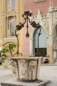 France, Alpes-Maritimes (06), Saint Jean Cap Ferrat, Villa et Jardins Ephrussi de Rothschild, le puit à côté de la porte d'entrée