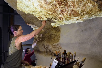 France, Dordogne (24), Montignac, l’Atelier des Fac-Similés du Périgord (AFSP) spécialisé dans la reproduction minérale de parois ornées de la préhistoire et en charge de la reconstitution fidèle des parois de la grotte de Lascaux, reproductions des peintures par la peintre-copiste Sophie, mention obligatoire Atelier des Fac-Similés du Périgord