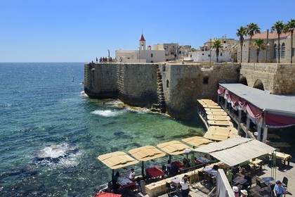 Israel, district Nord, Galilée, Acre (Akko), vieille ville, classée Patrimoine Mondial de l'UNESCO, le port pisan et l'église Saint Jean dominant la muraille maritime