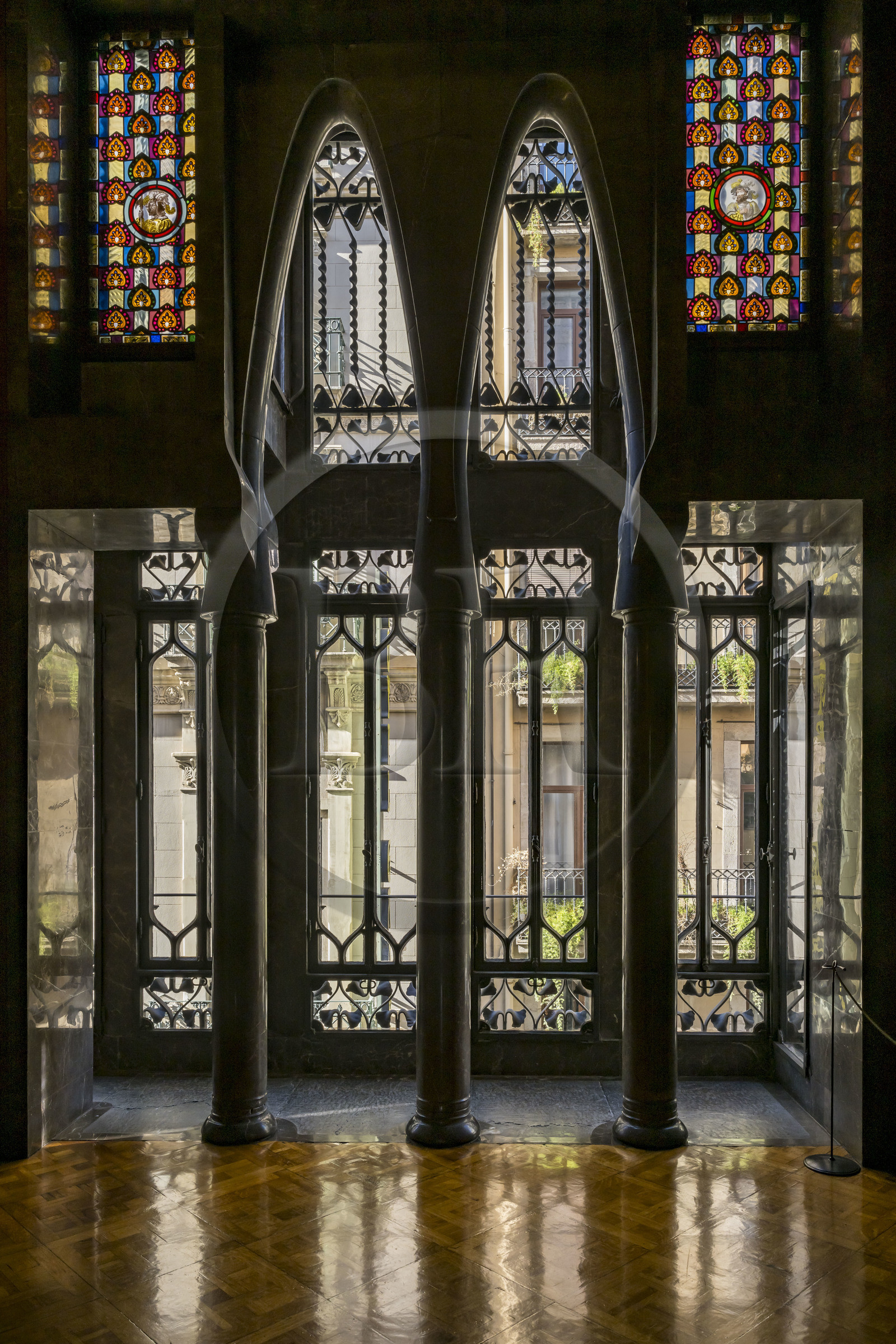 Espagne, Catalogne, Barcelone, le Palais Güell (Palau Güell) construit entre 1886 et 1891 et réalisé par l'architecte du modernisme catalan Antoni Gaudi, site classé au Patrimoine Mondial de l'UNESCO, salle des pas perdus