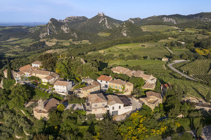 France, Vaucluse (84), Dentelles de Montmirail, le village de Suzette entouré par le vignoble, le Clapis prolongé par le Grand Montmirail à gauche, les Dentelles Sarrasines au centre et le Grand Travers à droite en arrière plan (vue aérienne)