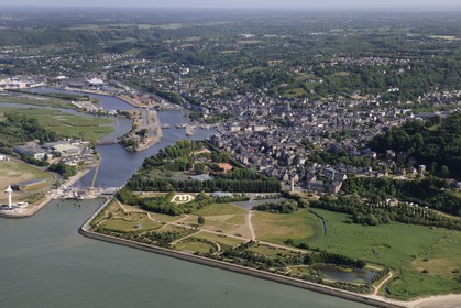 France, Calvados (14), Honfleur en bordure de Seine (vue aérienne)