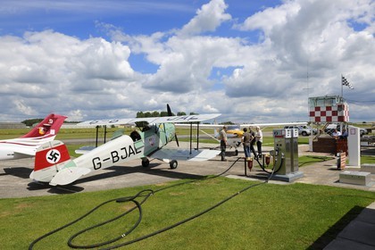 Royaume-Uni, Angleterre, Yorkshire de l'Est (East Yorkshire), aérodrome de Breighton, petit biplan monomoteur biplace de tourisme et de sport aérien Bücker Jungmann aux couleures de l'Allemagne Nazi et Cessna