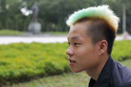 Vietnam, Hanoï, Chung jeune adolescent à la coupe de cheveux résolument moderne devant la statue de Lénine