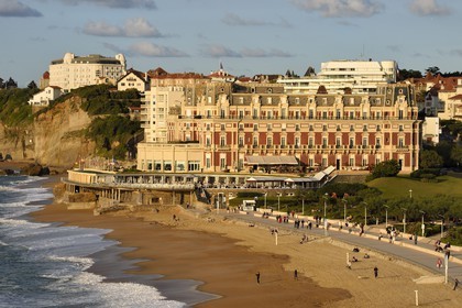 France, Pyrénées-Atlantiques (64), Pays-Basque, Biarritz, la Grande Plage et l'Hotel du Palais