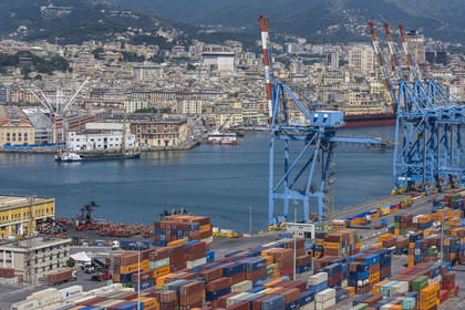 Italie, Ligurie, Gênes, le terminal conteneur du port de commerce et le Porto Antico (Vieux Port) en bordure de la ville en arrière plan