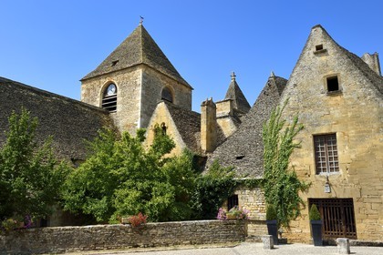 France, Dordogne (24), Périgord Noir, Saint-Geniès, le chateau du XVème siècle et l'église Notre-Dame de l'Assomption