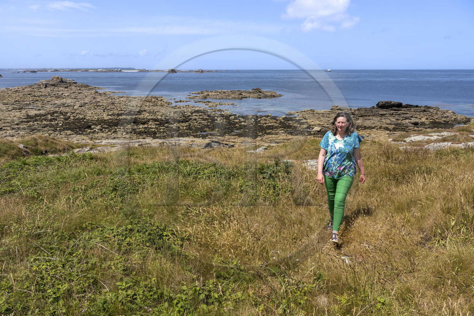 France, Finistère (29), Mer d'Iroise, Ile de Molène, Christine Demeure qui gère la seule épicerie de l'ile lors de sa promenade quotidienne sur la côte sauvage à l'Ouest