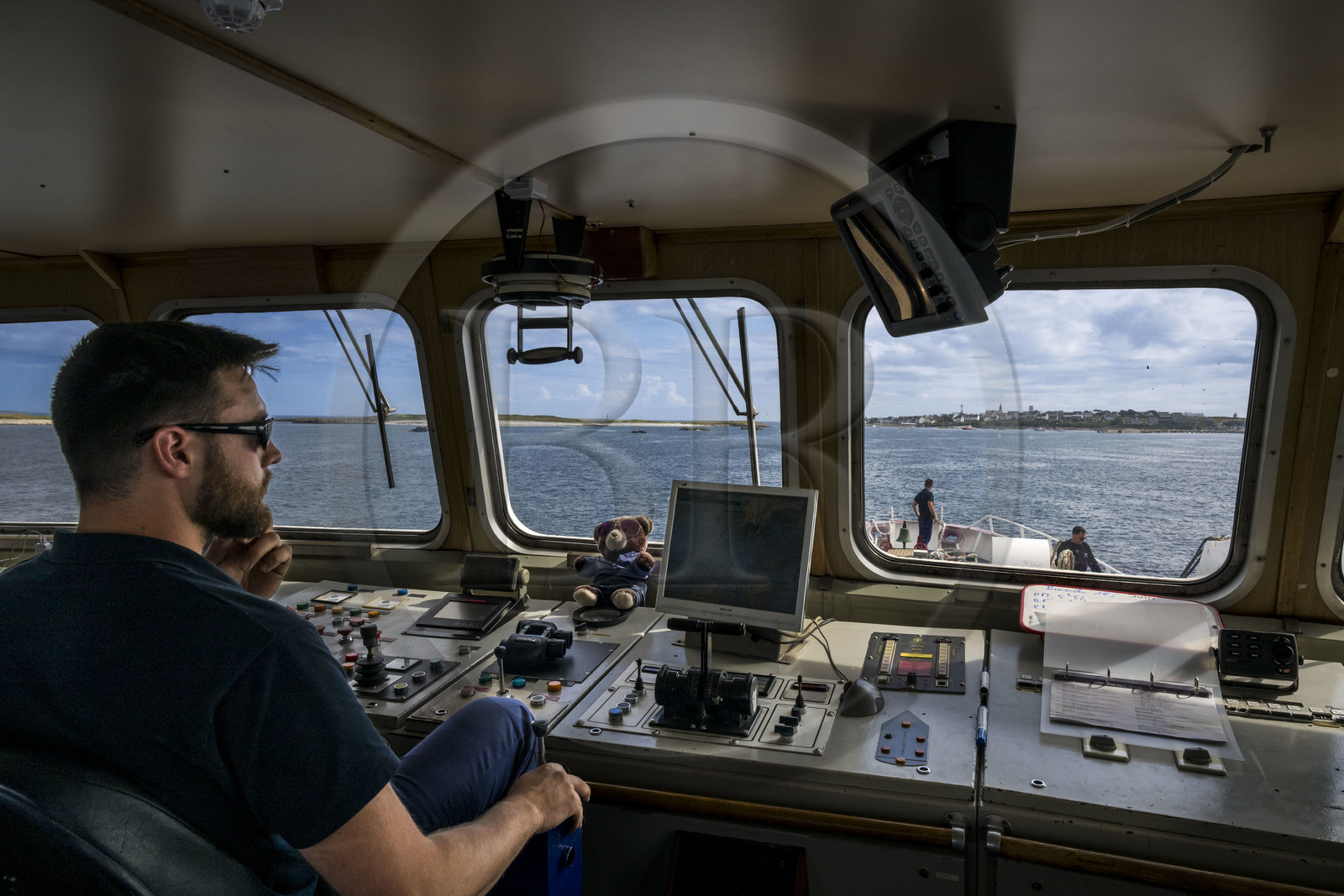France, Finistère (29), Mer d'Iroise, Ile de Molène, navire de la Penn ar Bed assurant la liaison avec les iles de Molène et Ouessant, arrivée sur l'Ile de Molène vue depuis la passerelle avec le pilote