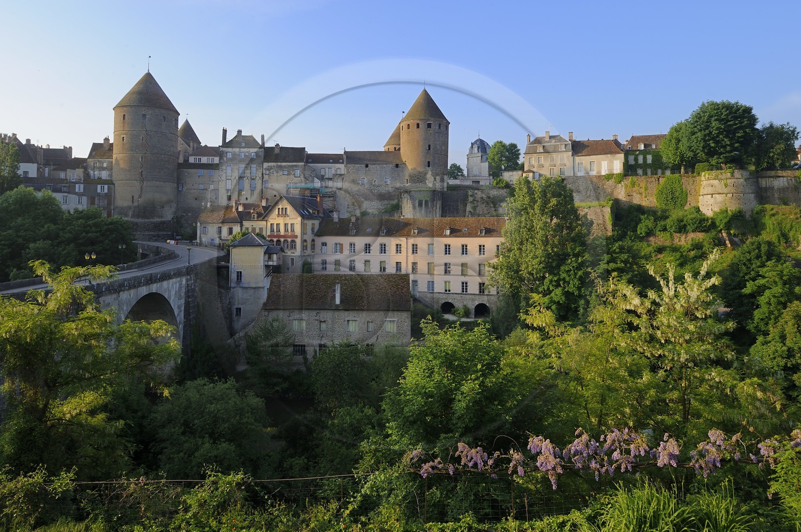 France, Côte d'Or (21), Semur-en-Auxois, le pont Joly menant aux Tours de l'Orle d'Or et de la Géhenne