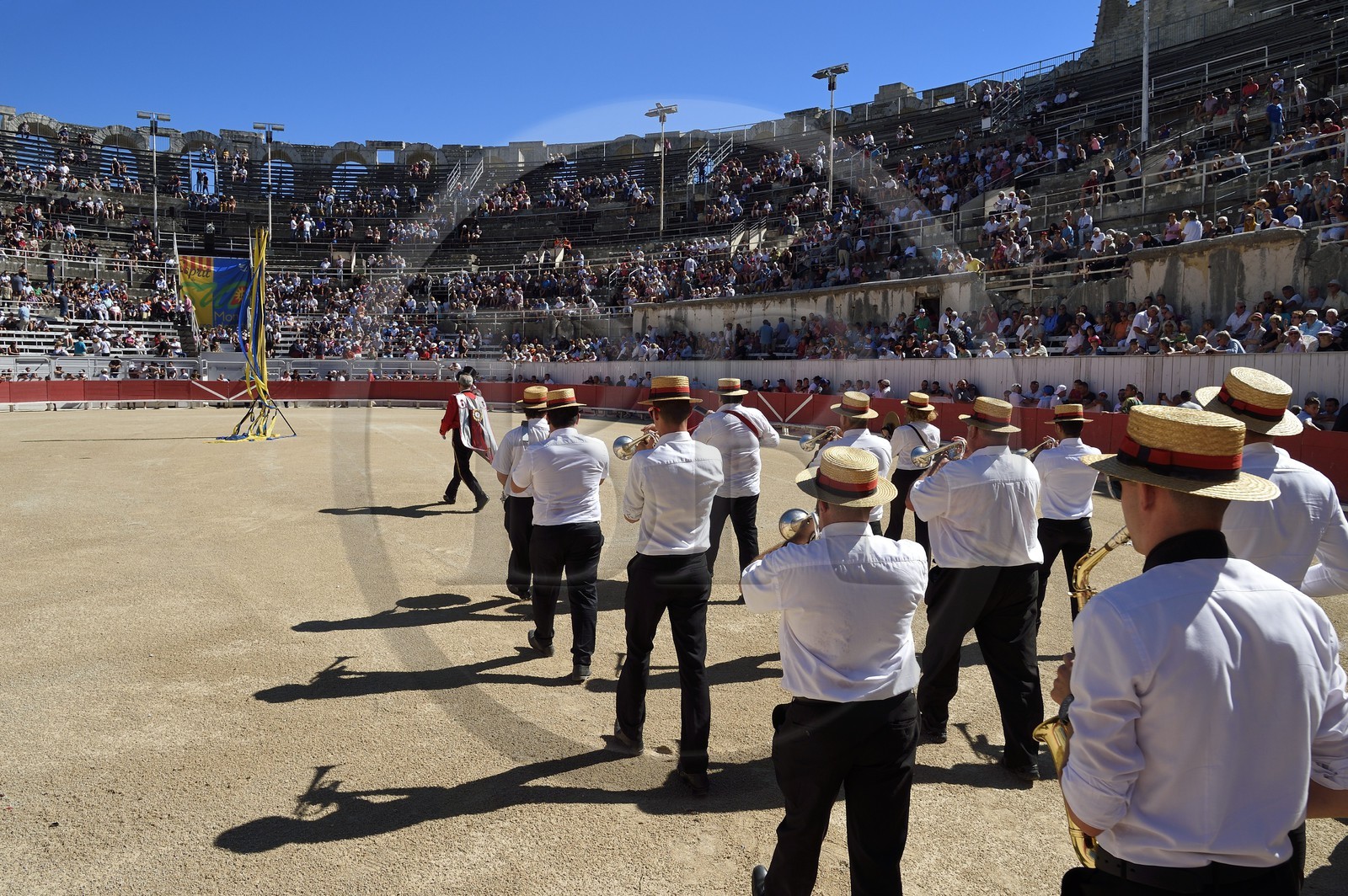 France, Bouches-du-Rhône (13), Arles, entrée de la fanfare pour la course camarguaise  de la Cocarde d'Or aux Arènes France, Bouches-du-Rhône (13), Arles, entrée de la fanfare pour la course camarguaise  de la Cocarde d'Or aux Arènes