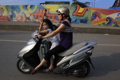 Vietnam, Hanoï, circulation en moto sur Tran Quang Khai le long de la digue, fresque réalisée pour le Millénaire de Hanoï