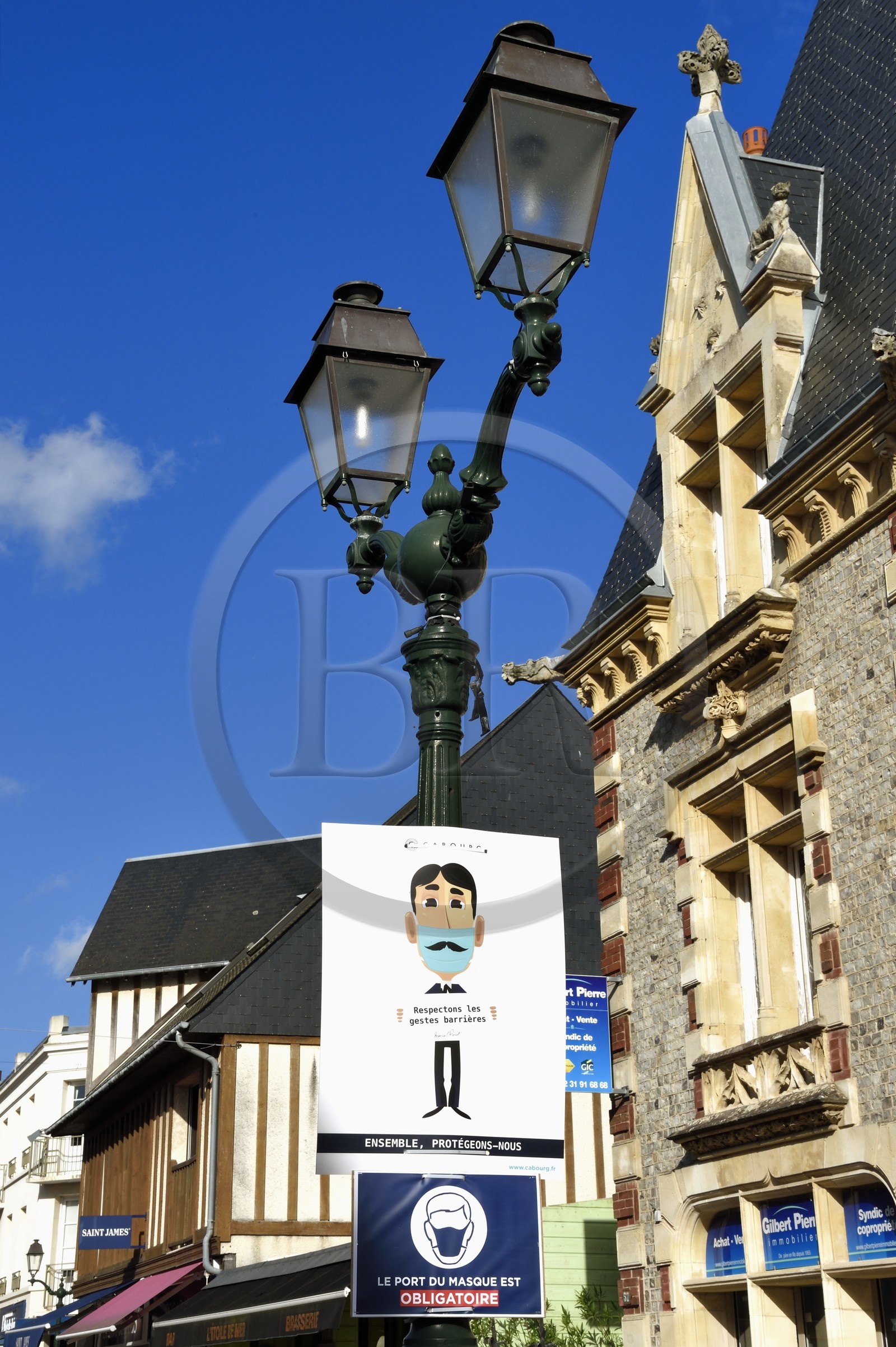 France, Calvados (14), Pays d'Auge, la côte Fleurie, Cabourg, panneau incitant à porter le masque comme Gestes Barrières contre la Covid-19 dans la rue France, Calvados (14), Pays d'Auge, la côte Fleurie, Cabourg, panneau incitant à porter le masque comme Gestes Barrières contre la Covid-19 dans la rue