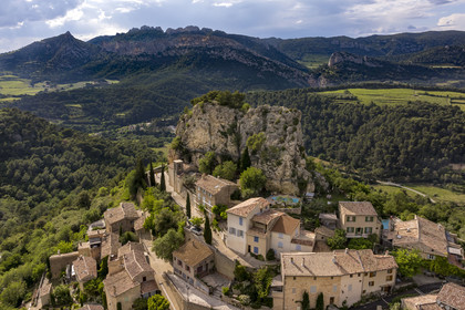 France, Vaucluse, Dentelles de Montmirail mountains, the hilltop village of La Roque-Alric and the Clapis cliffs in the background (aerial view)