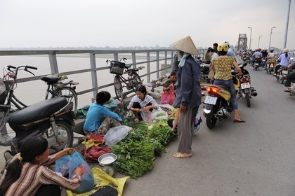 Vietnam, Hanoï, mini marché sur le Pont Long Bien anciennement pont Paul Doumer est reservé à la circulation des trains, des deux-roues et des piétons