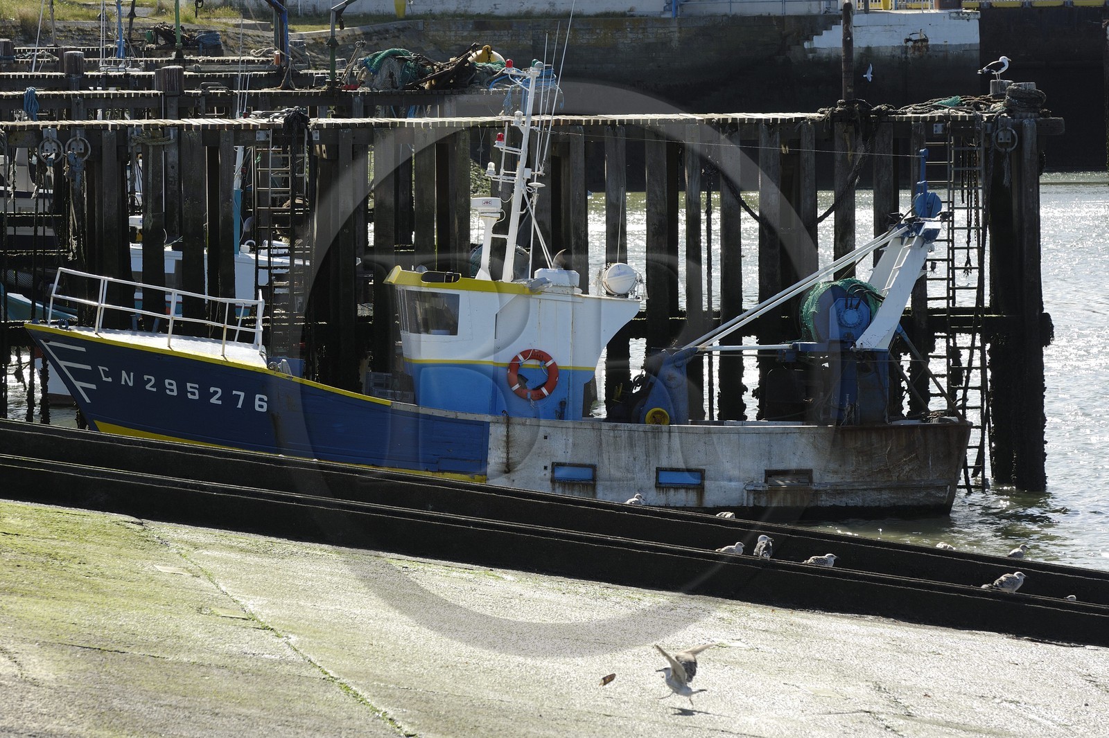 France, Calvados (14), Cote de Nacre, Ouistreham-Riva-Bella, port de pêche sur le canal de Caen à la mer
