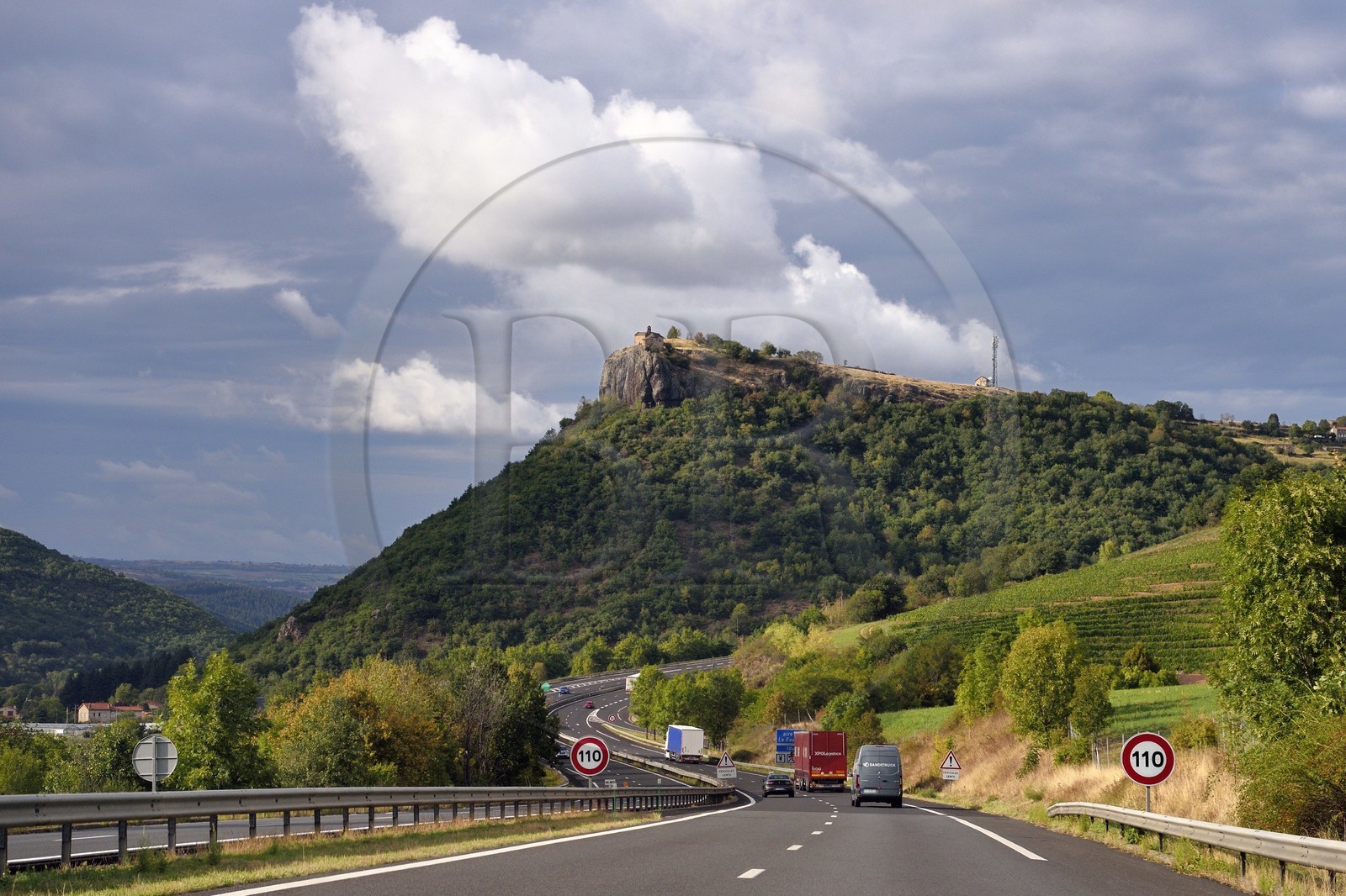 France, Cantal (15), Massiac, la chapelle Sainte-Madeleine de Chalet au bord d’un éperon basaltique qui surplombe la vallée de l’Alagnon, autoroute A75