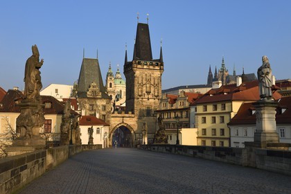 République Tchèque, Prague, centre historique classé Patrimoine Mondial de l' UNESCO, le pont Charles (Karluv Most ou Karlov Most), la tour gothique à l'entrée du pont du côté du quartier de Mala Strana devant l'église Saint Nicolas (Sv. Mikulase) et le chateau Royal en arrière plan à droite