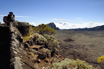 France, Ile de la Reunion, Parc National de la Réunion classé Patrimoine Mondial de l'UNESCO, volcan du Piton de la Fournaise, le cratère Formica Léo dans la caldera vu depuis le Pas de Bellecombe