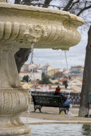Portugal, Lisbonne, fontaine du Miradouro de Sao Pedro de Alcantara et le Castelo Sao Jorge (château Saint Georges) sur la colline