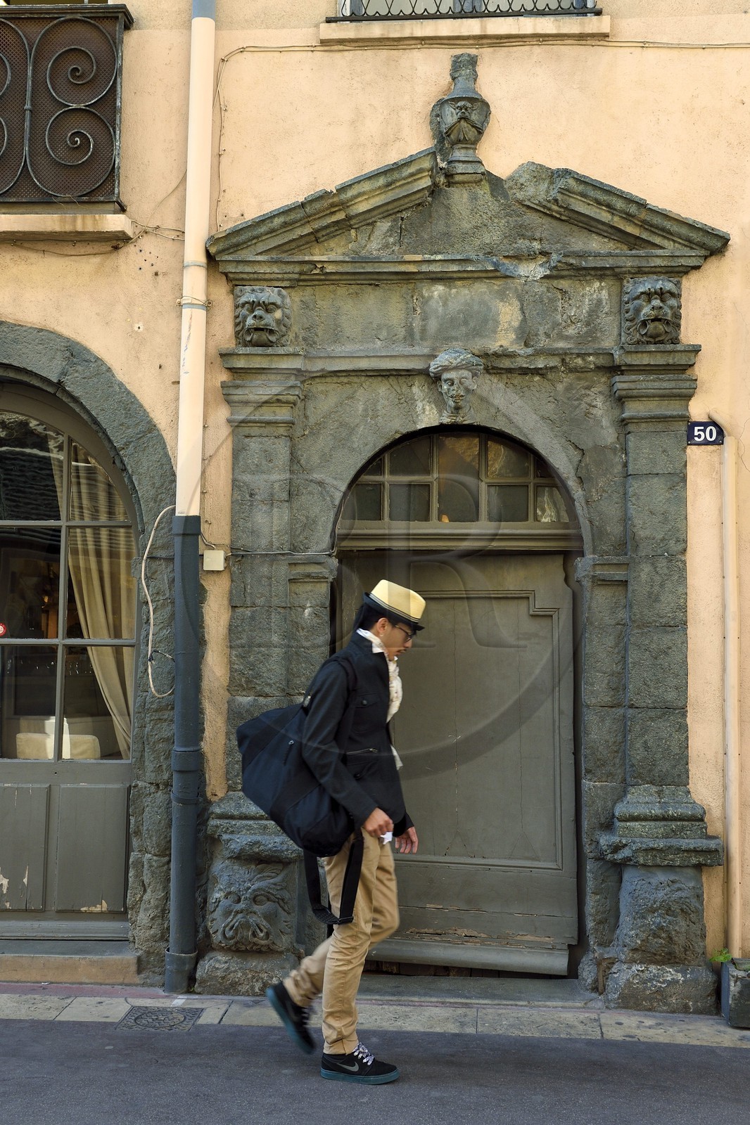France, Var (83), Saint-Tropez, le porche de la maison dite du Maure rue du général Allard en pierre serpentine