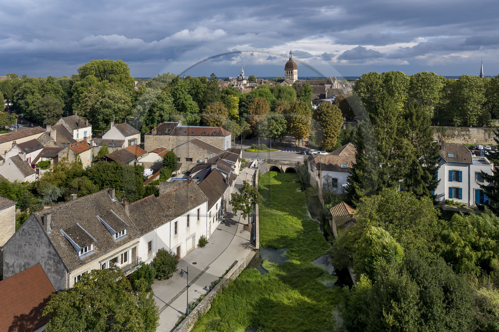 France, Côte-d'Or (21), les climats de Bourgogne classés Patrimoine Mondial de l'UNESCO, Beaune, la rivière Bouzaise au vieux pont des oies et la basilique collégiale Notre-Dame de Beaune en arrière plan (vue aérienne)