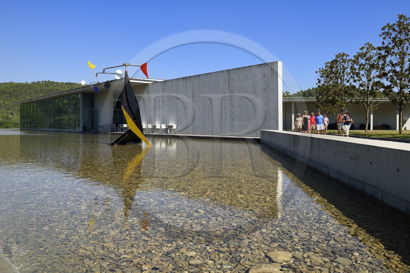 France, Bouches-du-Rhône (13),  Le Puy Sainte Réparade, Chateau La Coste domaine viticole et centre d'art contemporain, Centre d'Art de l'architecte Tadao Ando, mobile Small Crinkly de Alexander Calder (Mention Obligatoire)