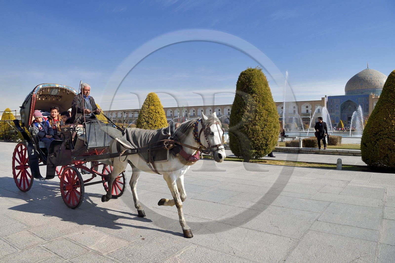 Iran, province d'Ispahan, Ispahan, calèche sur la place naghsh-i jahan aussi connue sous le nom de place Imam Khomeiny, classé Patrimoine Mondial de l'UNESCO, la mosquée du Cheikh Lotfallah (Lotfollah) Iran, province d'Ispahan, Ispahan, calèche sur la place naghsh-i jahan aussi connue sous le nom de place Imam Khomeiny, classé Patrimoine Mondial de l'UNESCO, la mosquée du Cheikh Lotfallah (Lotfollah)