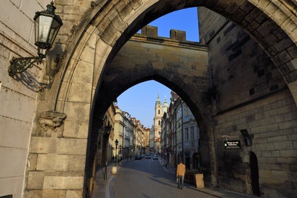 République Tchèque, Prague, centre historique classé Patrimoine Mondial de l' UNESCO, les arches de la tour gothique à l'entrée du pont Charles du côté du quartier de Mala Strana et l'église Saint Nicolas (Sv. Mikulàse)