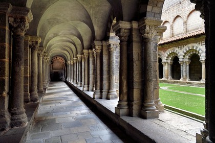 France, Haute-Loire (43), Le Puy-en-Velay, étape des chemins de Compostelle, la cathédrale Notre-Dame-de-l'Annonciation du XIIe siècle classée Patrimoine Mondial de l'UNESCO, le cloitre orné d'arcades polychromes