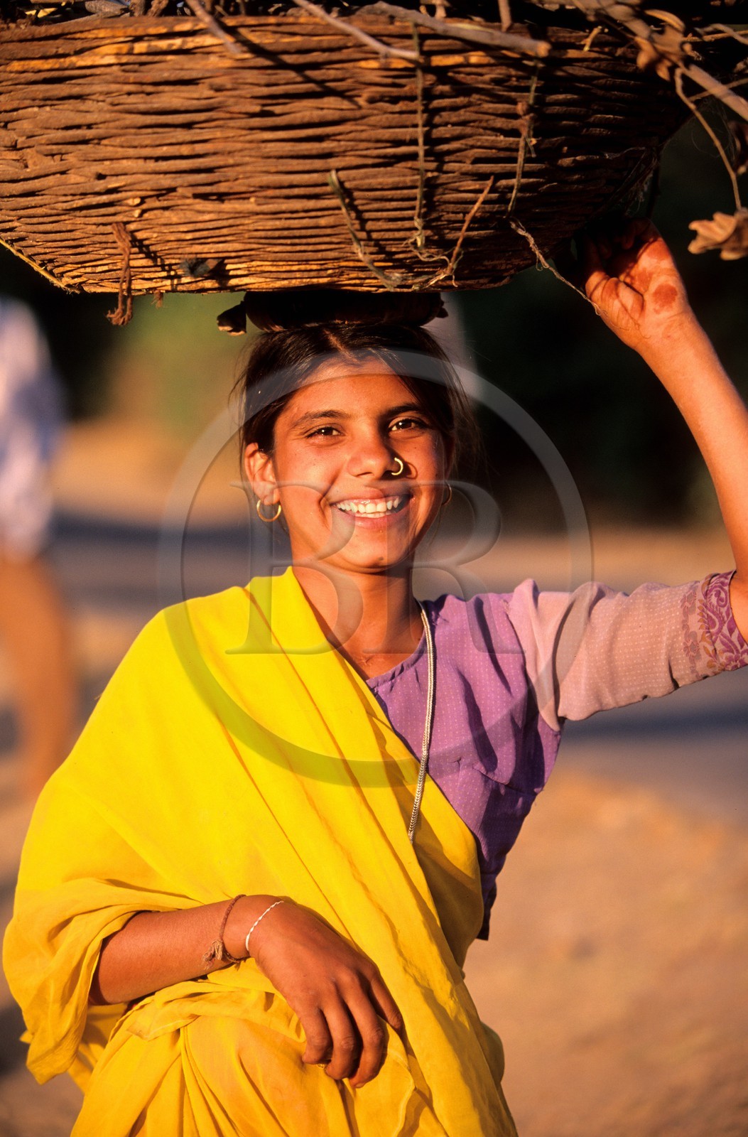 Inde, état du Rajasthan, région de Kumbhalgarh, dès le plus jeune âge, la femme état du Rajasthani porte le fardeau à la campagne