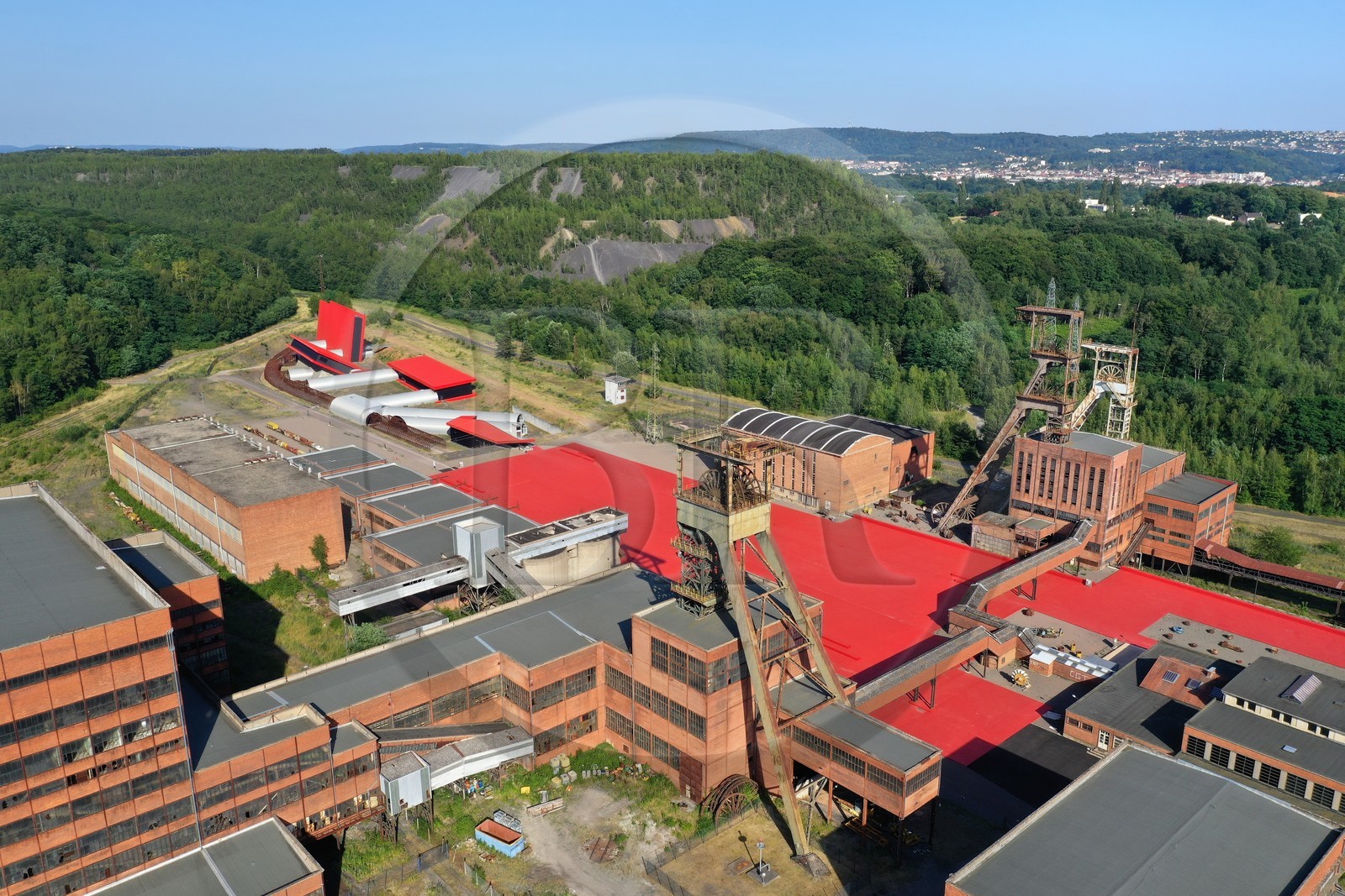 France, Moselle (57), Petite-Rosselle, le musée du carreau Wendel, le carreau Wendel et ses puits, terrils et la ville de Forbach en arrière plan (vue aérienne)