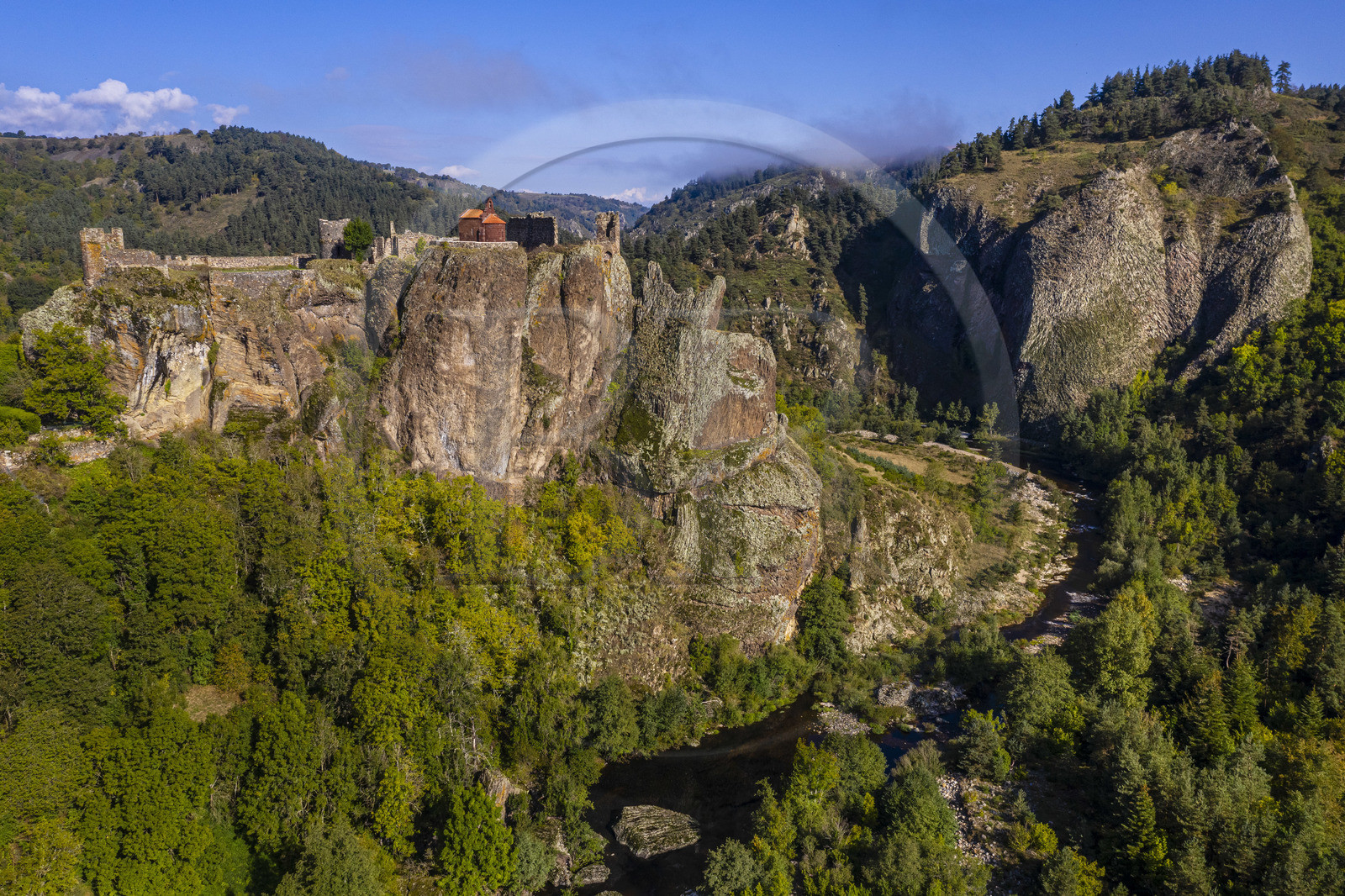 France, Haute-Loire (43), vallée de la Loire, Arlempdes, labellisé les Plus beaux villages de France, ruines du chateau perché sur un rocher basaltique (dyke volcanique) qui surplombe un méandre de la Loire (vue aérienne)