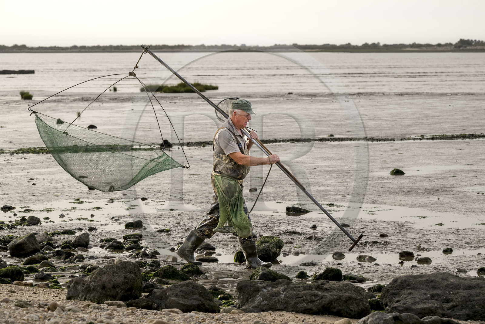 France, Charente-Maritime (17), Port-des-Barques, pêcheur au carrelet