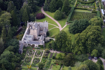 Royaume-Uni, Ecosse, Highland, chateau de Cawdor construit à la fin du XIVème siècle entouré de jardins (vue aérienne)