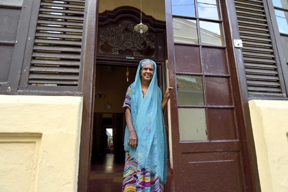 Sri Lanka, Province du Sud, Fort de Galle, classé Patrimoine Mondial de l'UNESCO, vieille dame devant sa maison de style coloniale