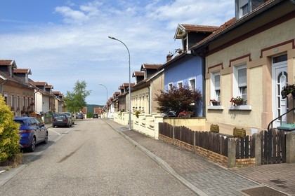 France, Moselle (57), Petite-Rosselle, ancien quartier de logements ouvriers de la cité industrielle crée par la famille Wendel pour les mines de charbon, maison d'employés (1890-1900) rue Laigneaux dans le quartier Wendel sud