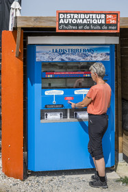 France, Charente-Maritime (17), Yves, distributeur automatique d'huitres et de fruits de mer en bordure de la piste cyclable de la Vélodyssée